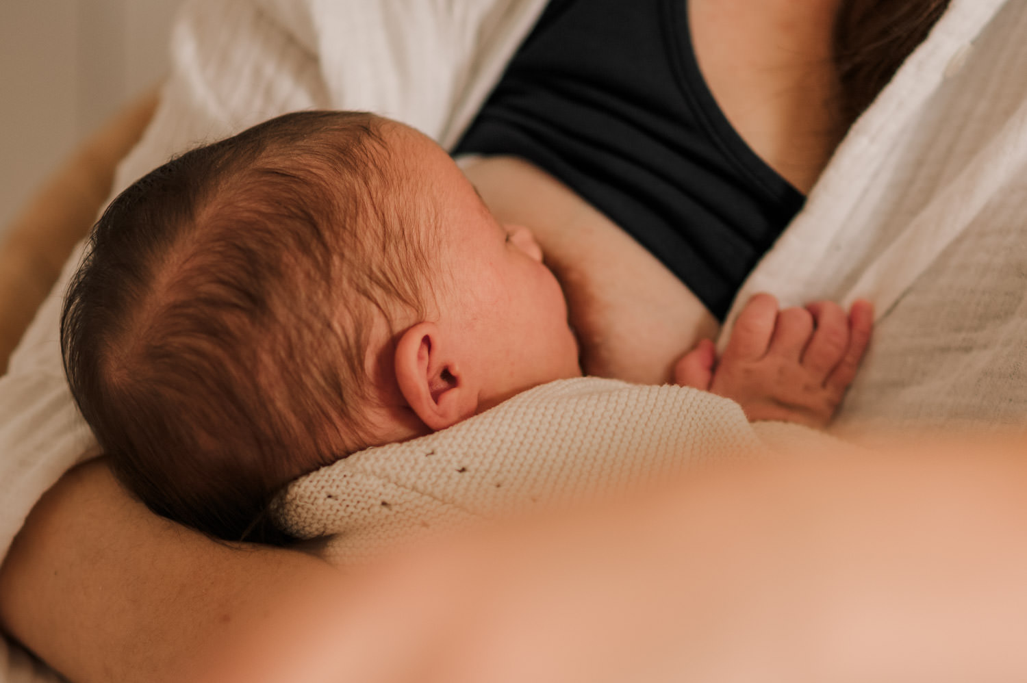 photographe Oise capturant un bébé pendant l'allaitement