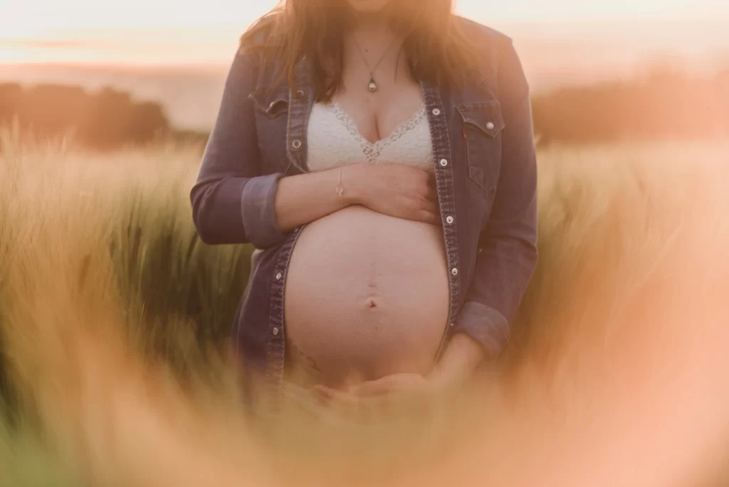 femme enceinte dans un champ de blé