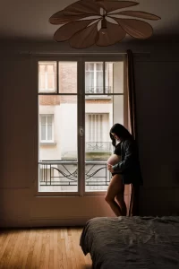 future maman pendant une séance grossesse avec stéphanie daillet photographe maternité et famille