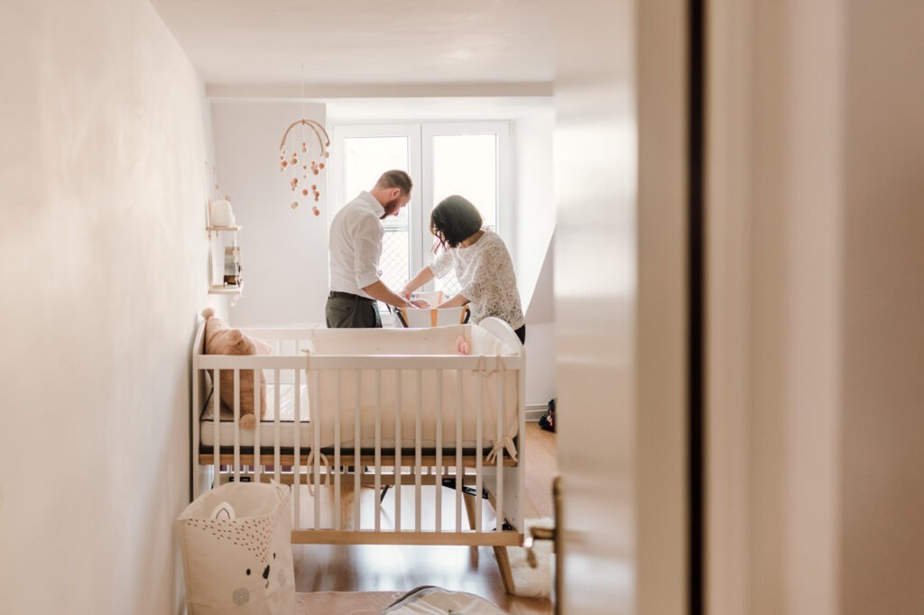 bain bébé dans sa chambre pendant séance photo nouveau né à domicile