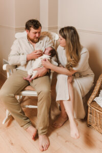 nouveau-né prenant son biberon pendant une séance photo à domicile avec Stéphanie Daillet photographe