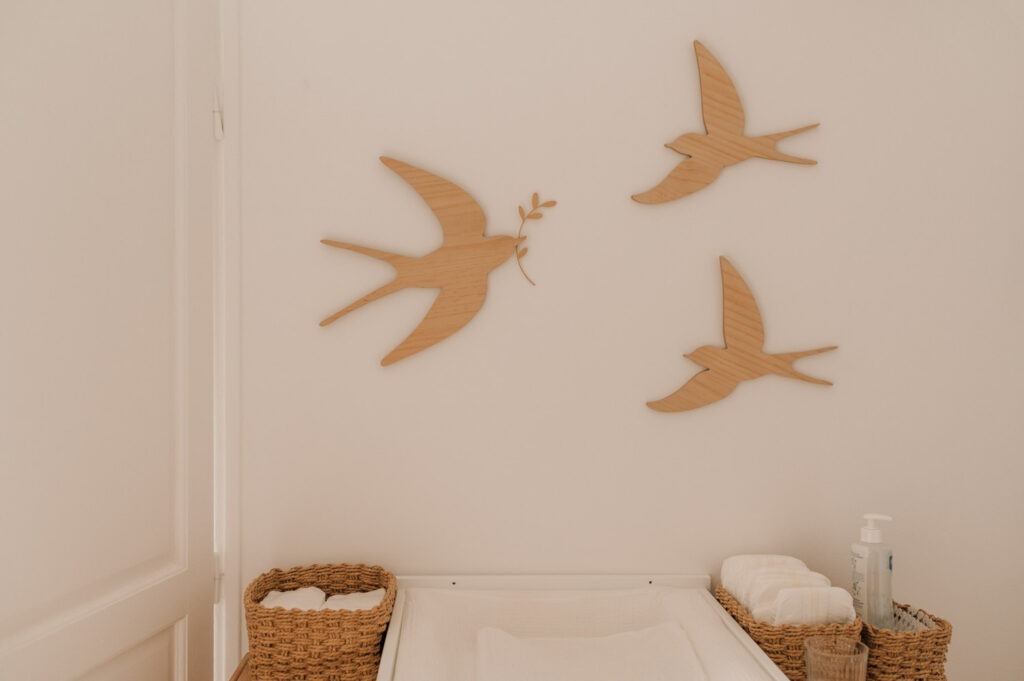 décoration chambre bebe prise par Stephanie Daillet photographe dans l'Oise pendant une séance naissance à domicile
