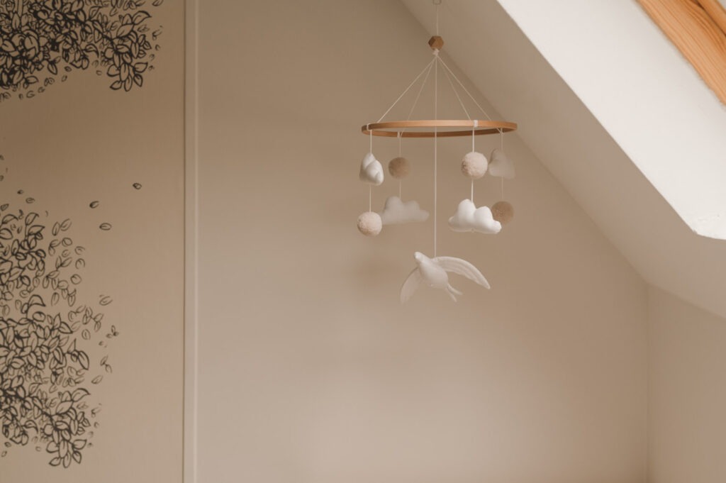 décoration chambre bébé prise pendant une séance naissance à domicile par Stéphanie Daillet photographe dans l'Oise