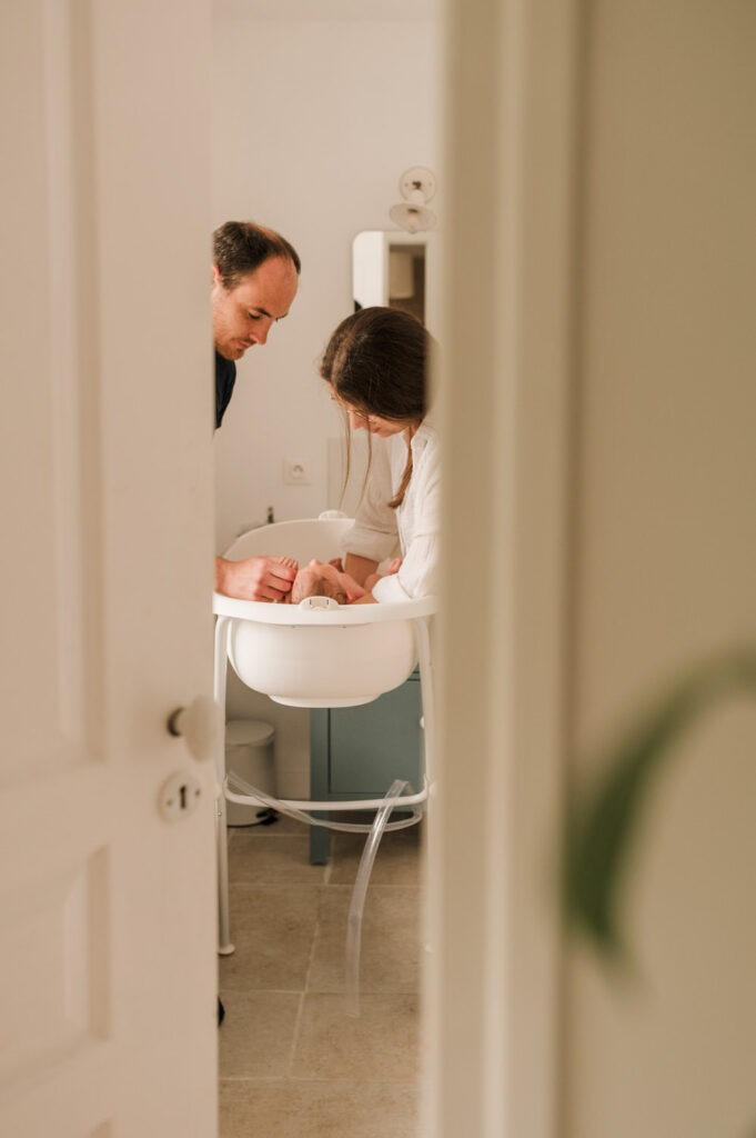 bébé prenant son bain pendant une séance photo nouveau-né à domicile avec Stéphanie Daillet Photographe