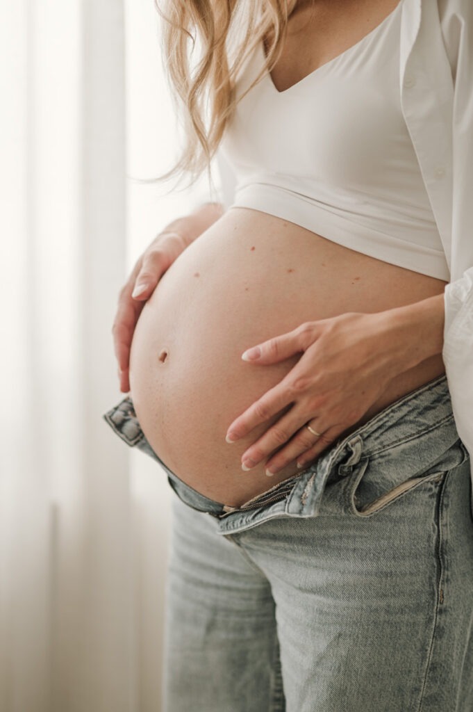 Femme enceinte de 8 mois, ventre rond, séance photo grossesse en intérieur