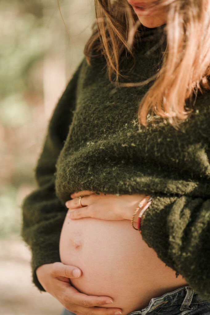 Femme enceinte de 8 mois, ventre rond, séance photo grossesse en extérieur