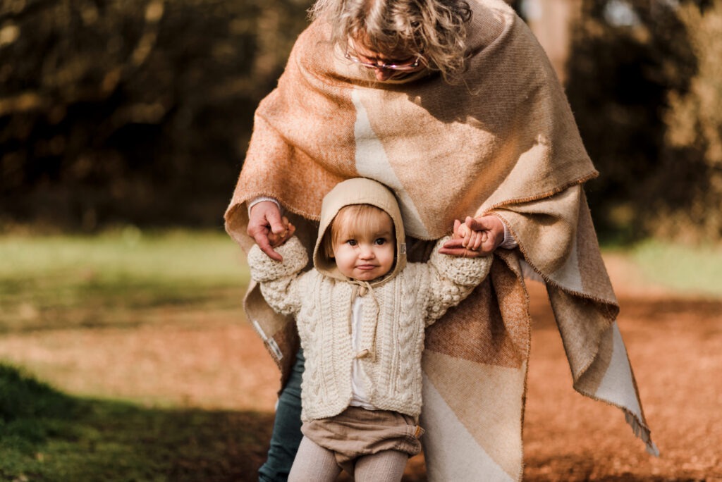 capturer les premiers pas d'un enfant pendant une séance en famille avec Stéphanie Daillet photographe dans l'Oise