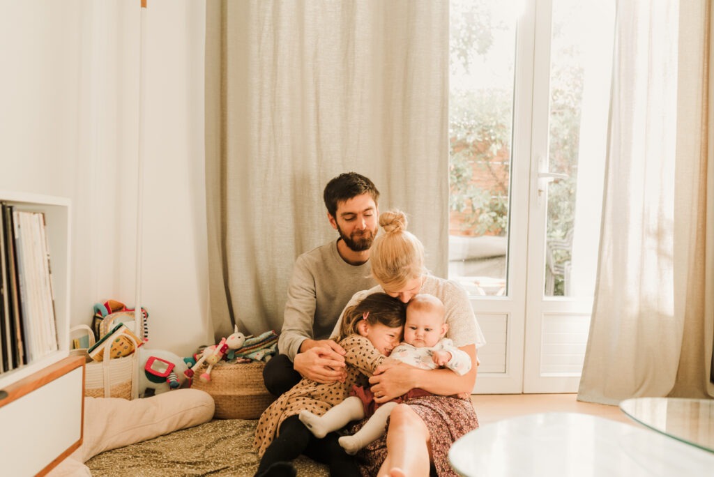 câlin en famille pendant une séance famille avec Stéphanie Daillet photographe dans l'Oise
