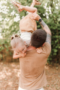 moment de jeu pendant une séance famille avec Stéphanie Daillet photographe maternité et famille dans l'Oise