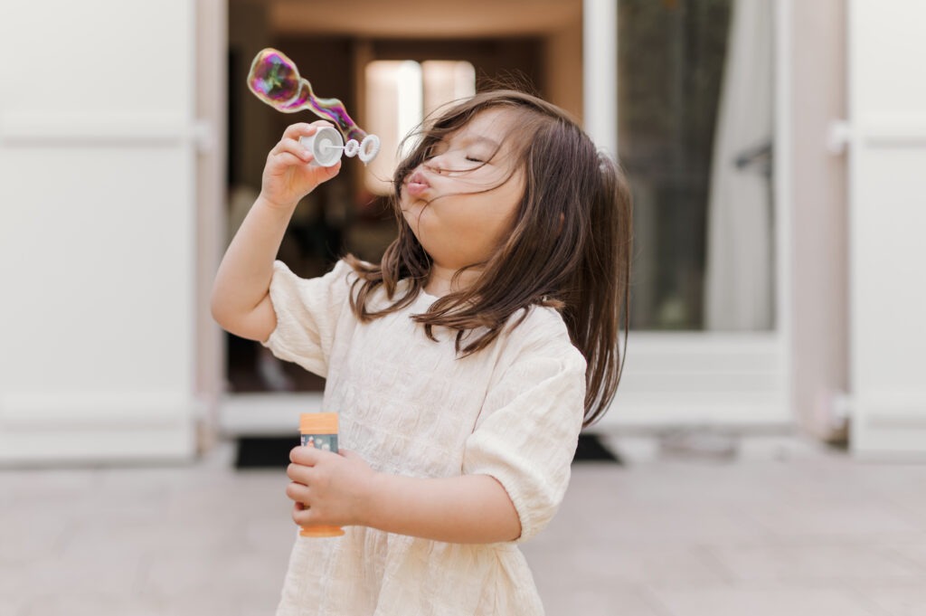 enfant faisant des bulles pendant une séance famille avec Stéphanie Daillet photographe dans l'Oise