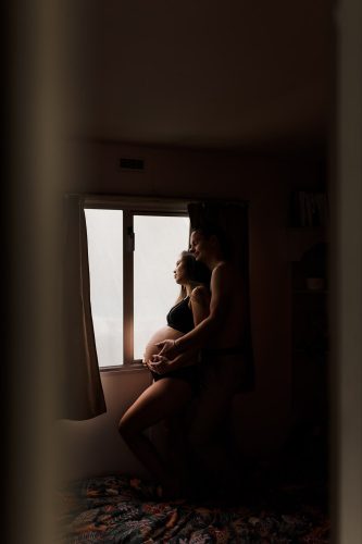 futurs parents profitant d'un moment calme pendant une séance grossesse avec stéphanie daillet photographe spécialisée dans la maternité