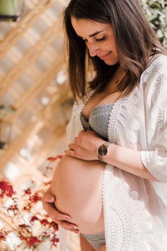 l'éclat radieux d'une future maman lors d'une séance grossesse avec stéphanie daillet photographe spécialisée maternité