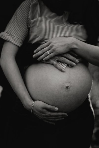 jeunes parents capturant l'essence même de la grossesse à travers l'objectif de stephanie daillet photographe specialisee maternite