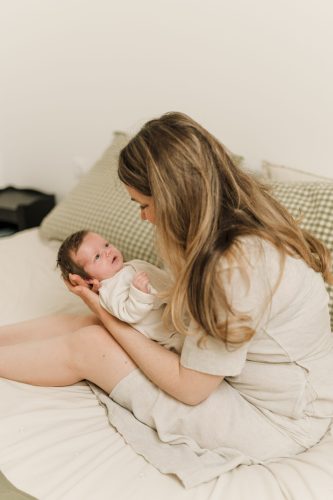 regards entre une jeune maman et son bébé prise par Stéphanie Daillet Photographe maternité et famille dans l'Oise