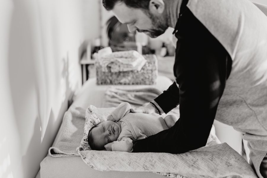 papa préparant son bébé au bain sensoriel auprès d'uneluciolesouslesetoiles dans le val d'oise à franconville photographié par stéphanie daillet