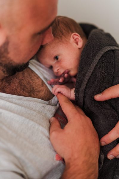 un papa et son fils après le bain photographié par stephanie daillet