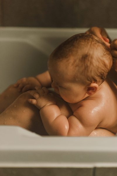 peau à peau lors du bain photographié par stephanie daillet photographe