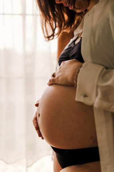 courde arrondi du ventre d'une future maman