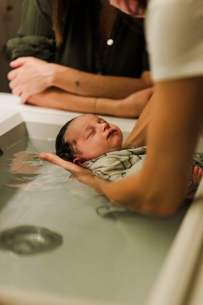 détente et bien être de bébé pendant son thalasso bain bébé dans l'oise auprès de Marie Averseng et photographié par Stéphanie Daillet Photographe